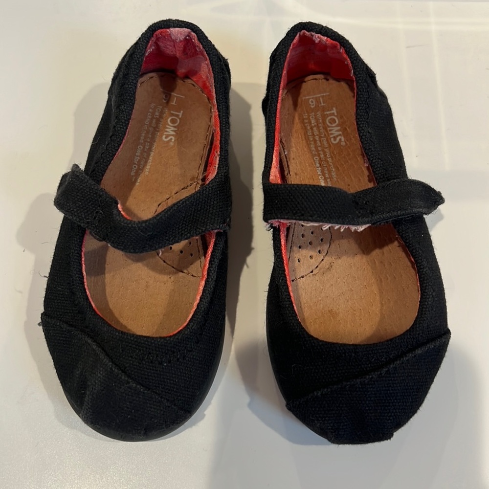 Toms tiny Mary Janes, black, size T6